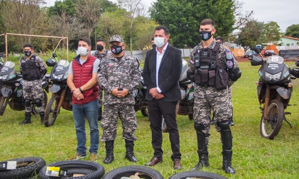 Ulises Quintana entrega cubiertas y baterías al Grupo Lince