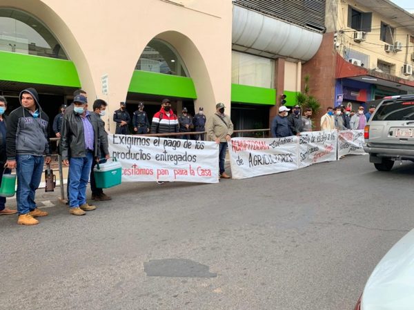 Caaguazú: Productores denuncian supuesta estafa y chantaje de una empresa | Ñanduti