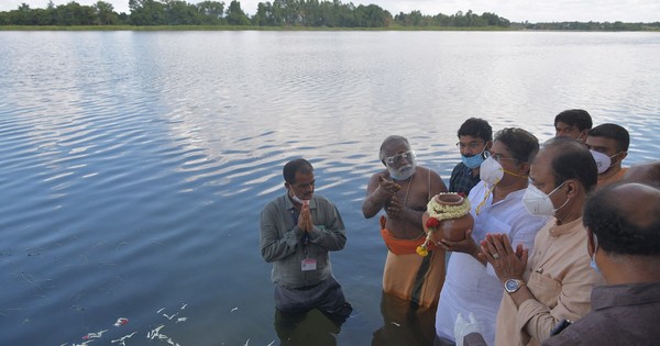 La Nación / India: al río cenizas de 1.200 víctimas del COVID no reclamadas