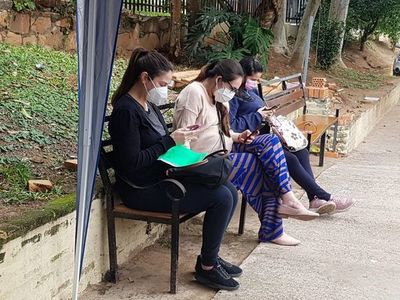 Embarazadas lloran de impotencia por confusión a la que las someten sobre vacunas - Nacionales - ABC Color