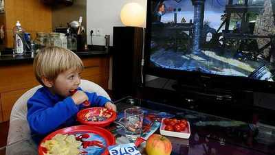 Comer frente a la televisión se asocia con retrasos del lenguaje en los niños, según un estudio