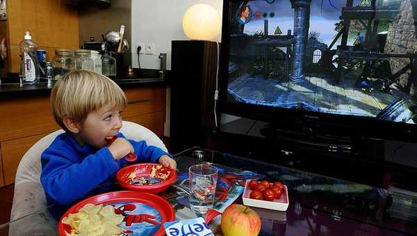 Comer frente a la televisión se asocia con retrasos del lenguaje en los niños, según un estudio