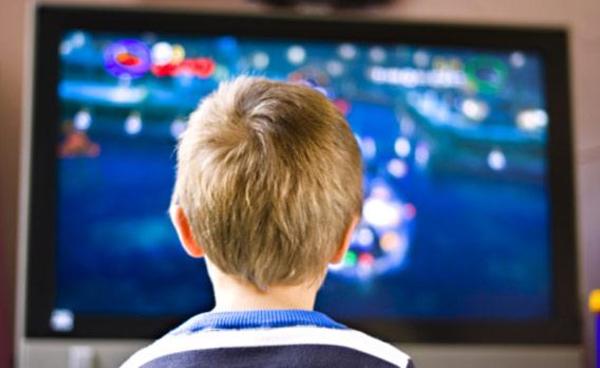 Comer frente a la televisión se asocia con retrasos del lenguaje en los niños, según un estudio