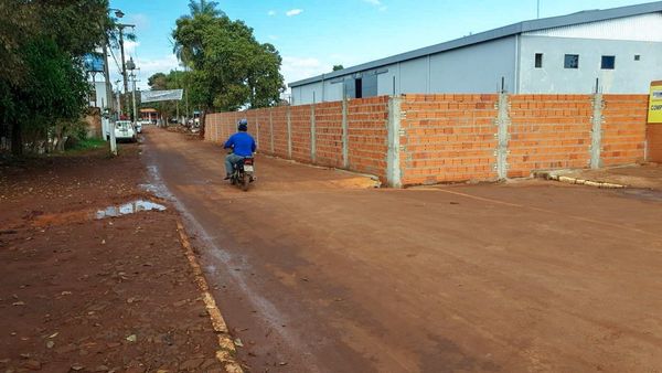 Construyen muralla en plena calle y vecinos se manifiestan