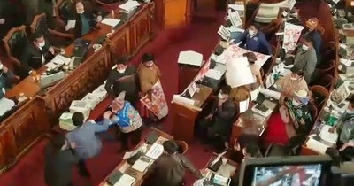 La Nación / Patadas y trompadas en el Congreso boliviano