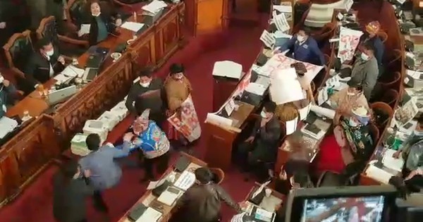 La Nación / Patadas y trompadas en el Congreso boliviano