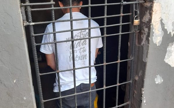 Hombre solicita vida y residencia en comisaría y queda detenido