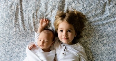 La Nación / Pediatras y mamás instan a mantener distancia de los bebés y evitar besarlos