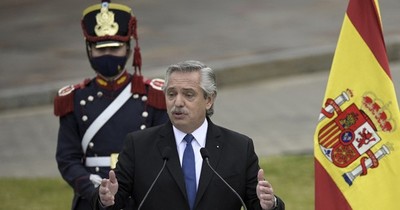 La Nación / Los brasileños salieron de la selva y los argentinos vinieron en barcos, dice Alberto Fernández