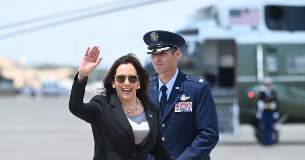 La Nación / Kamala Harris recibe críticas tras su primer viaje fuera de EEUU