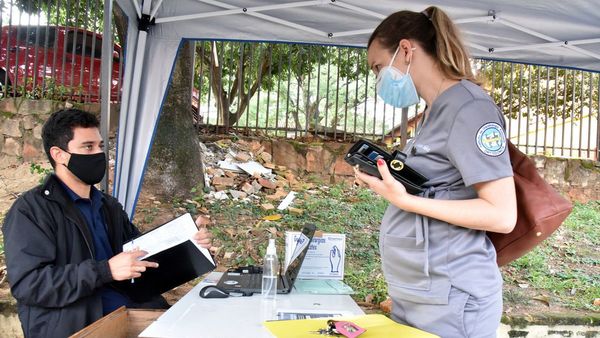 A cuotas vacunan a gestantes y  piensan incluir a menores de 60