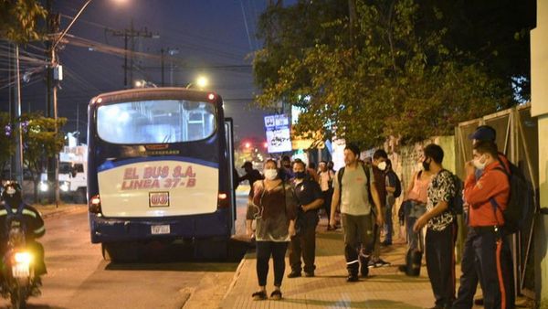 Pasajeros continúan calvario de reguladas de transporte