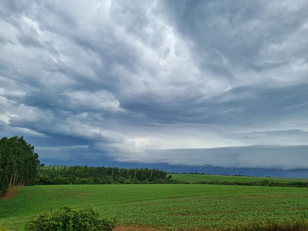 JUEVES CON LLUVIAS Y TORMENTAS ELÉCTRICAS