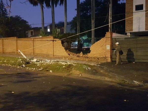 Vuelca tras derrumbar una muralla sobre la avenida Perón - Nacionales - ABC Color