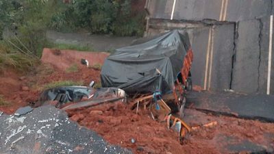 Dos muertos y una desaparecida por caída de puente en San Pedro