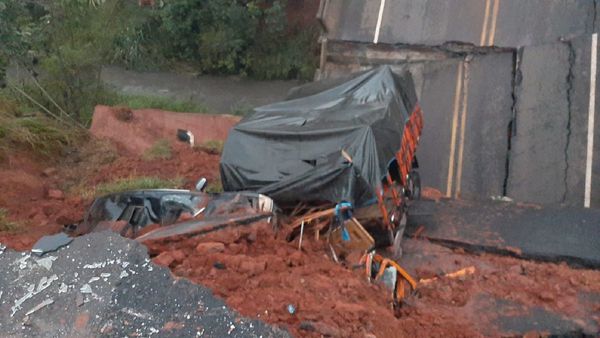 Dos muertos y una desaparecida por caída de puente en San Pedro