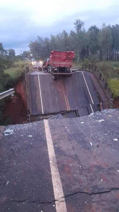 Dos muertos y una desaparecida por caída de puente en San Pedro
