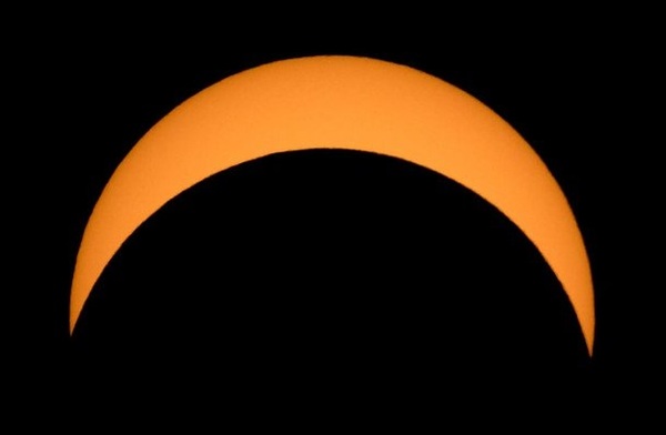 La espectacular imagen del eclipse solar anular en el hemisferio norte (VIDEO)