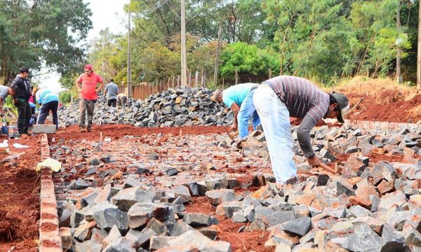 Municipalidad de CDE inició empedrado de calle 2000 – Diario TNPRESS