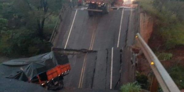 La corrupción mata: Cae puente en San pedro, mueren dos y otra está desaparecida