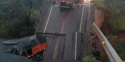 La corrupción mata: Cae puente en San pedro, mueren dos y otra está desaparecida