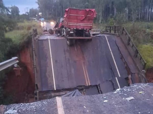 Reportan 2 muertos, 4 heridos y un desaparecido tras caída de puente en San Pedro