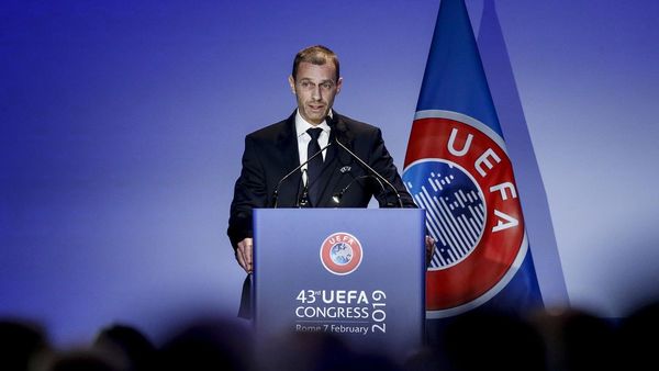 Papa Francisco recibe directivos UEFA en el Vaticano