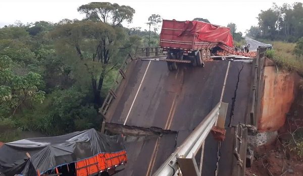 Dos personas fallecidas y una desaparecida tras caída de puente en San Pedro