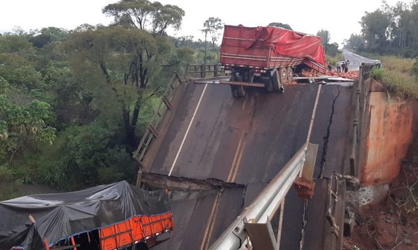 Dos muertos, tres heridos y una desaparecida en derrumbe de puente habilitado en el 2020