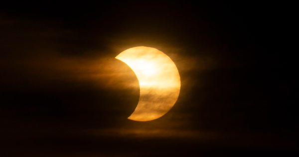 La Nación / Un eclipse solar parcial es visible hoy en Europa