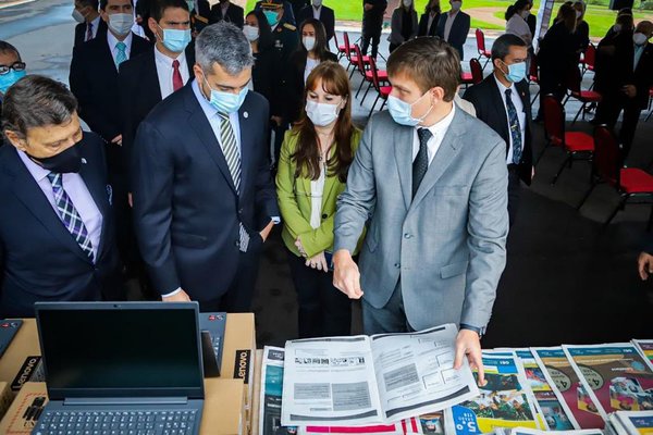 Para reforzar educación a distancia: Gobierno entrega nuevos equipos y materiales impresos para estudiantes