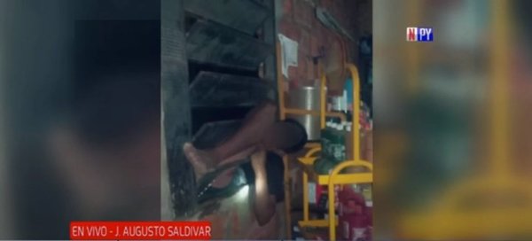 Robó un taller mecánico y quedó atrapado en la ventana durante su huida | Noticias Paraguay
