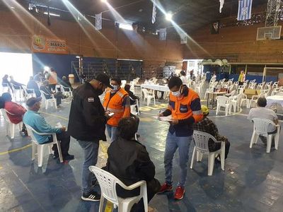 Concurrencia mejora en el cuarto día de vacunación para mayores de 60 - Nacionales - ABC Color