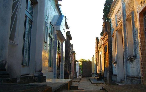 Diario HOY | ¿Por qué aún siguen cerrados los cementerios? Cuestionan restricción para visitar a difuntos