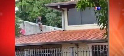 Presuntos motochorros intentan escapar de la Policía trepando techos | Noticias Paraguay
