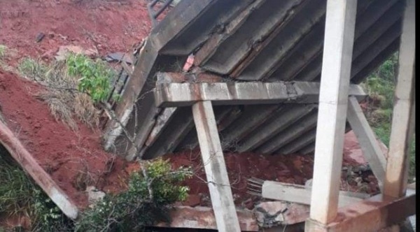 Encuentran cuerpo de desaparecida e investigarán derrumbe de puente en Tacuatí