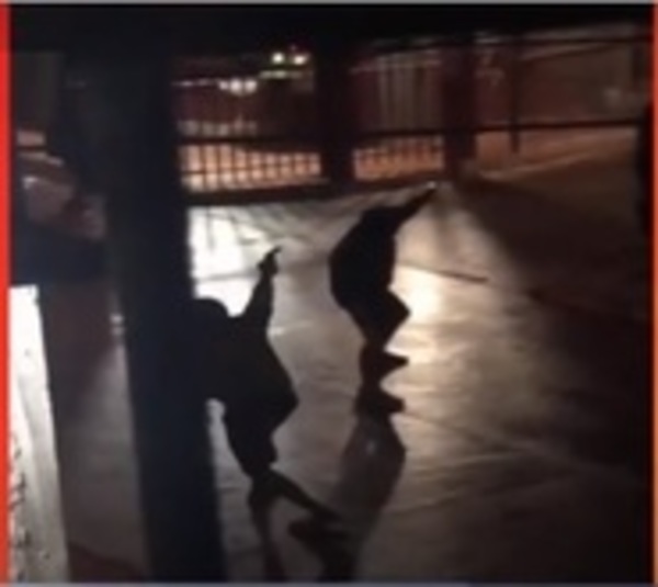 Presuntos microtraficantes se enfrentan a tiros en plena calle - Paraguay.com