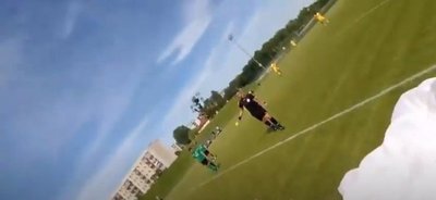Paracaidista aterriza en pleno partido y el réferi le saca la amarilla | Noticias Paraguay