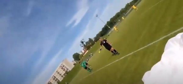 Paracaidista aterriza en pleno partido y el réferi le saca la amarilla | Noticias Paraguay