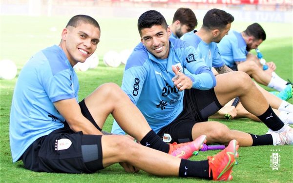 Suárez y Cavani encabezan el plantel de 26 jugadores de Uruguay para la Copa América