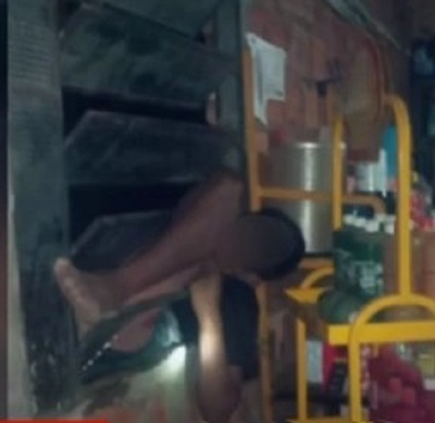 Joven entra a robar en un taller mecánico y queda atrapado en la ventana (Video)