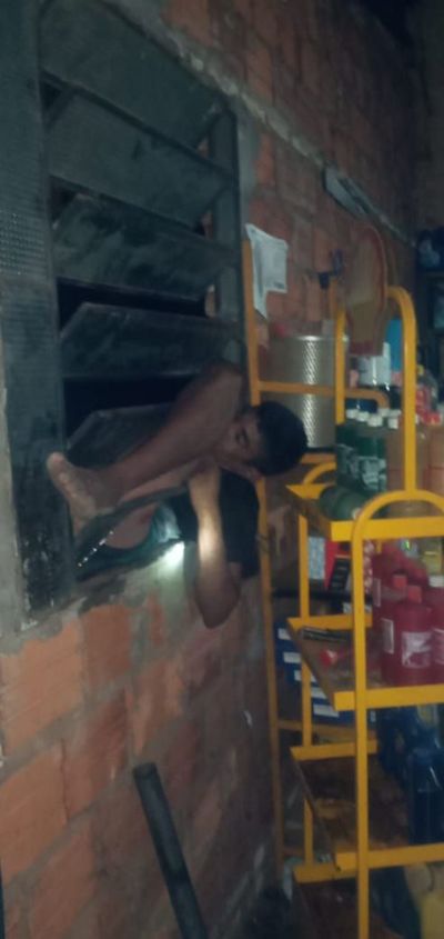 Quedó “atascado” en un balancín cuando intentó entrar a robar - Nacionales - ABC Color