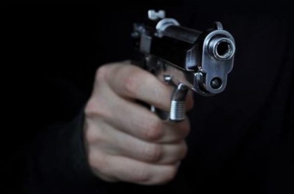 Denuncian que funcionario de la Justicia Electoral apuntó con su arma a un precandidato a concejal | Ñanduti