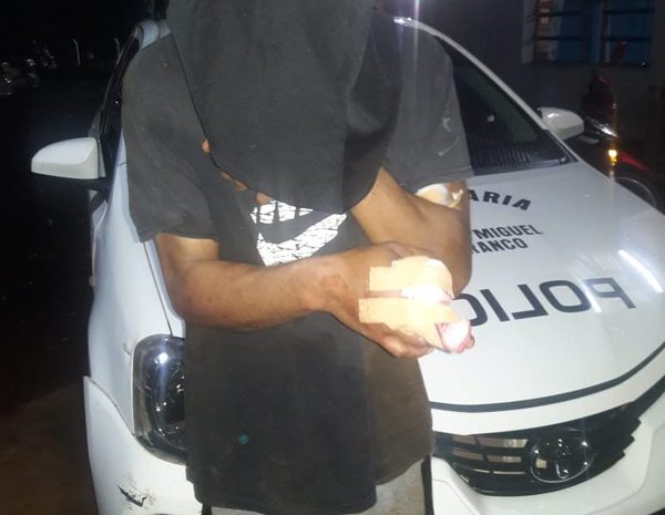 Vecinos reducen a presunto delincuente y le disparan la mano