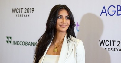 Kim Kardashian es criticada por retocar su cuerpo en un anuncio: “Esto crea expectativas inalcanzables” - SNT