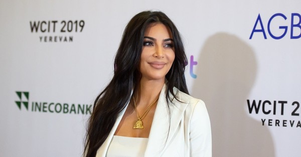 Kim Kardashian es criticada por retocar su cuerpo en un anuncio: “Esto crea expectativas inalcanzables” - SNT