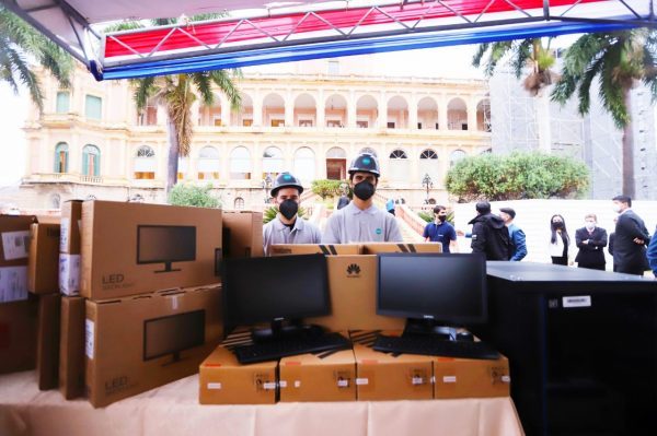 Entregan equipos tecnológicos y materiales impresos a estudiantes