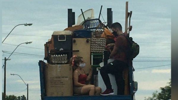 Murió el novio de la pareja viral por no abandonar a su perrito en mudanza