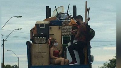 Murió el novio de la pareja viral que no abandonó a su perrito en mudanza