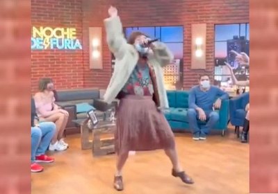 Crónica / ¡HESÚKENA! El cantante apareció luciendo una pollera